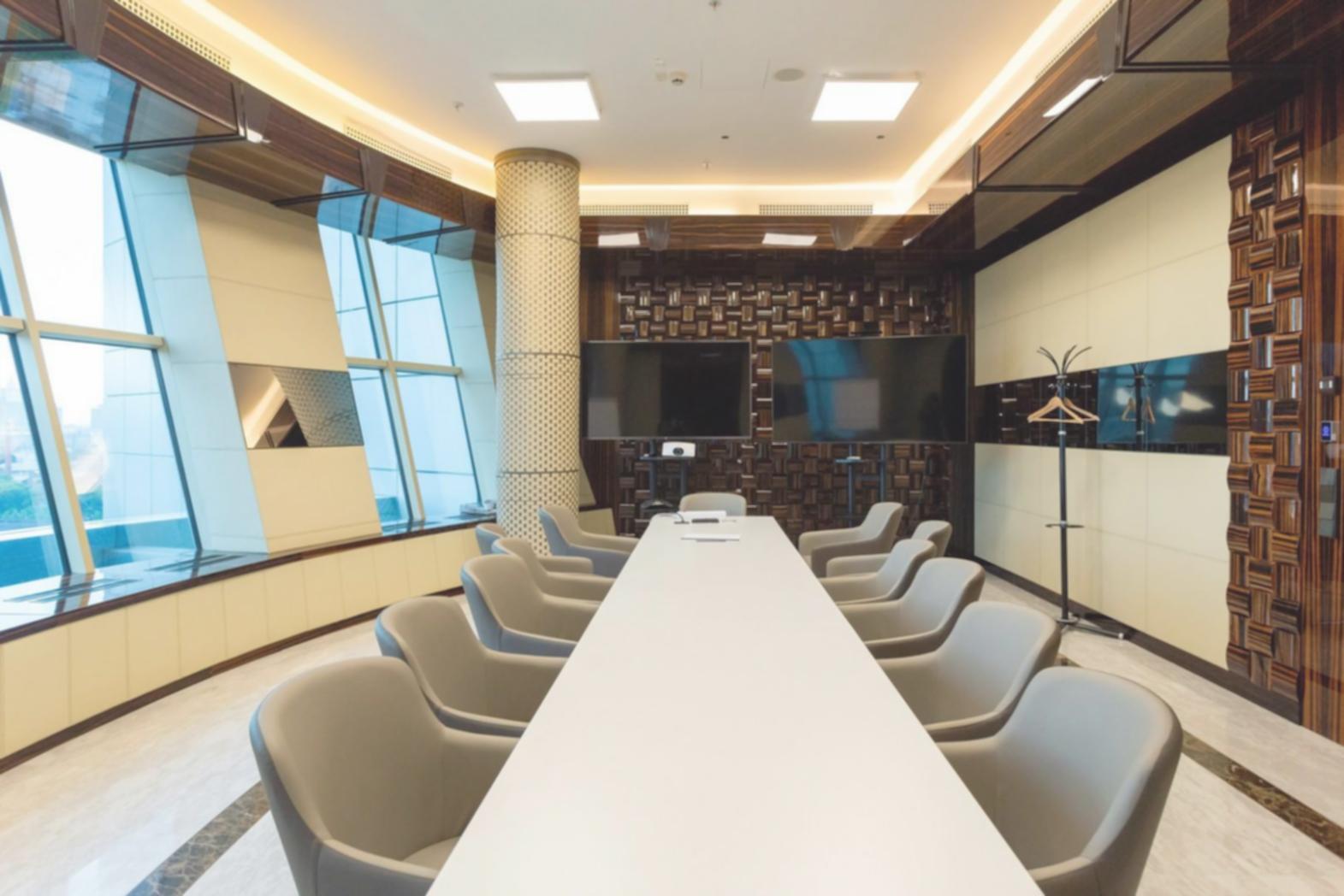 Équipe en formation collaborative travaillant ensemble sur des analyses financières